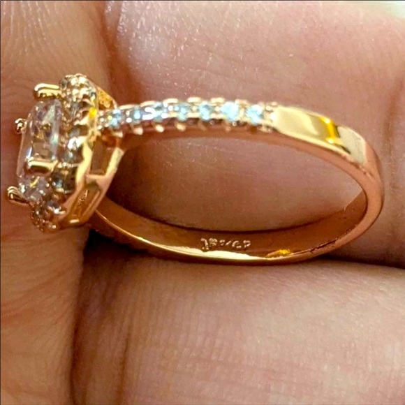 Center of My Universe Round Halo Ring - Picture 4 of 12